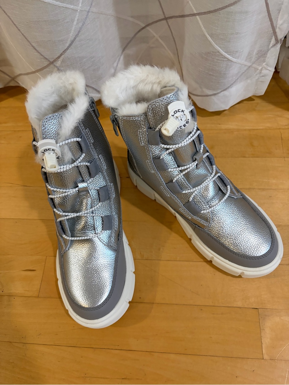 Sorel childrenβs Explorer III lace waterproof boots, size 4 Big kid